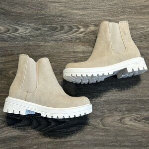 NEW UNR8ED Pilot Chelsea Boots Size 7 Sand Lug Chunky Sole Pull On Faux Suede